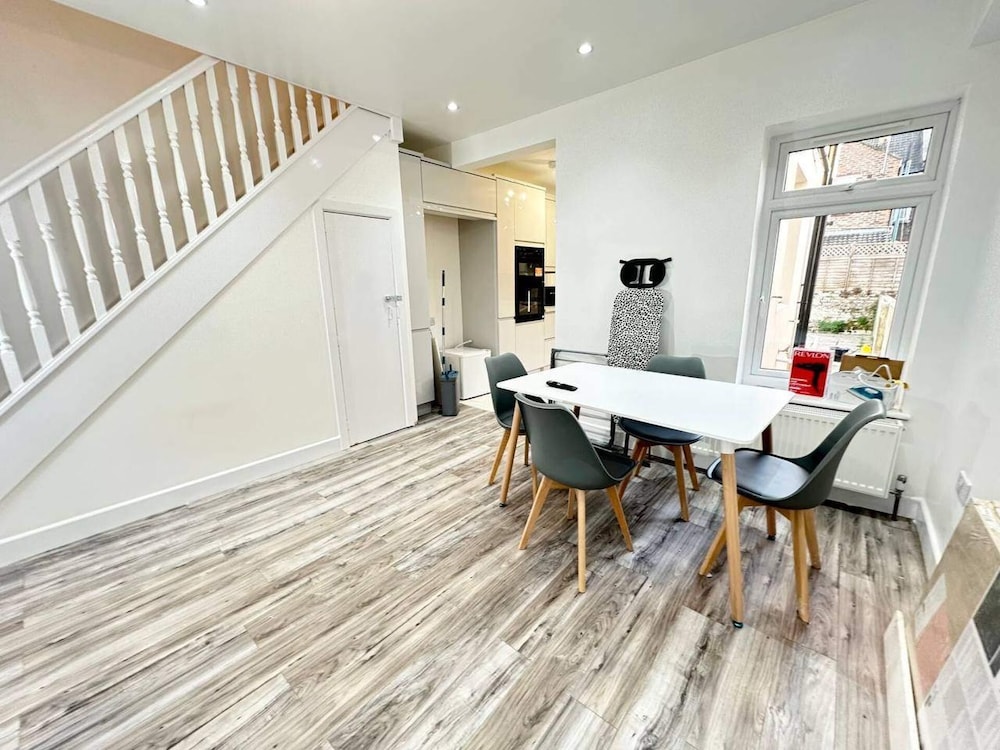 Southsea 5 Bed Seaside Retreat Sleeps 11 & Garden — hotel in Southsea