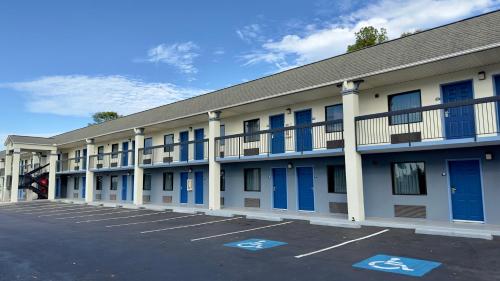 Days Inn By Wyndham Lexington Columbia — Lexington