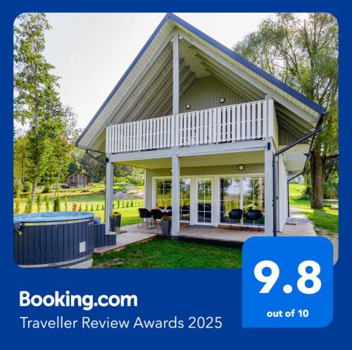 Namelis ant ežero kranto Elingas in Unknown City, Lithuania