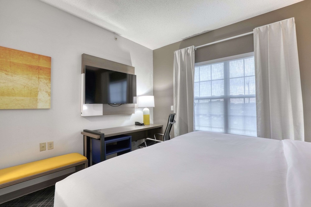 Comfort Suites Milwaukee Airport - photo 13