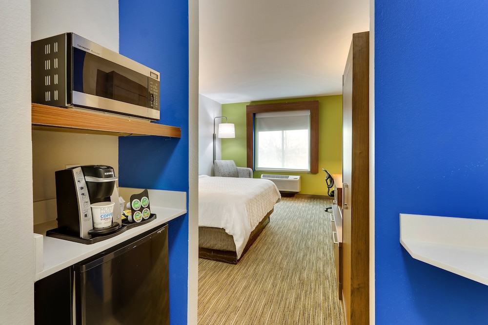 Holiday Inn Express & Suites Waxahachie by IHG - photo 17