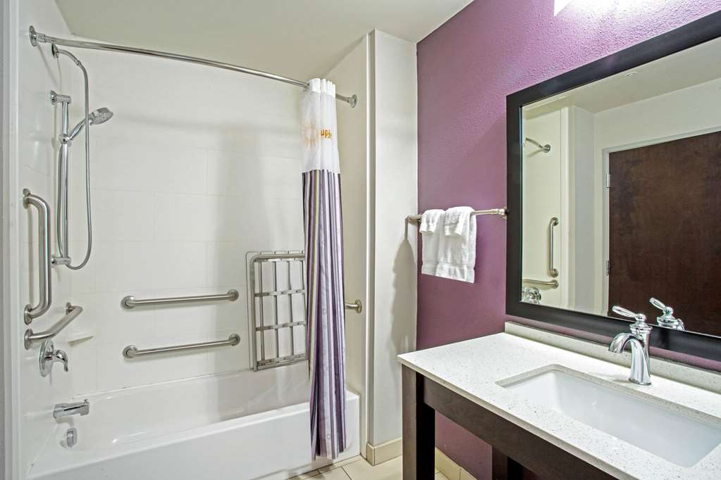 La Quinta Inn & Suites by Wyndham York - photo 13