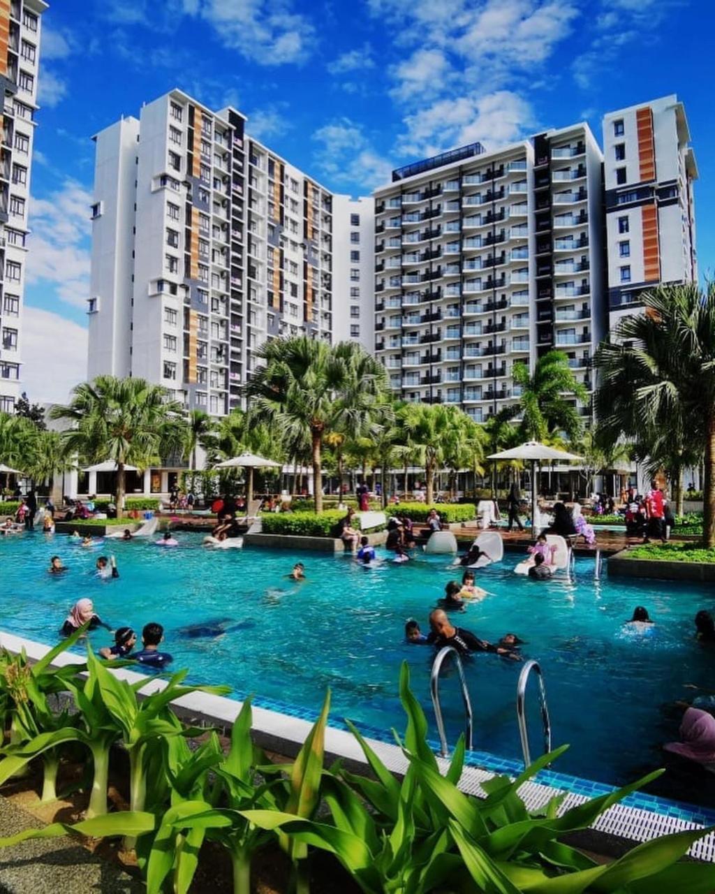 Timurbay Seafront Seaview & Poolview Suite with Wi Fi — 4-Star Luxury Hotel in Kuantan, Malaysia