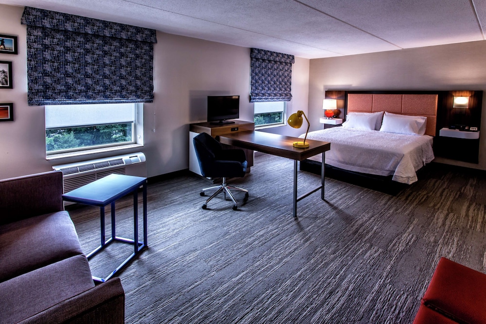 Hampton Inn & Suites Staten Island - photo 10