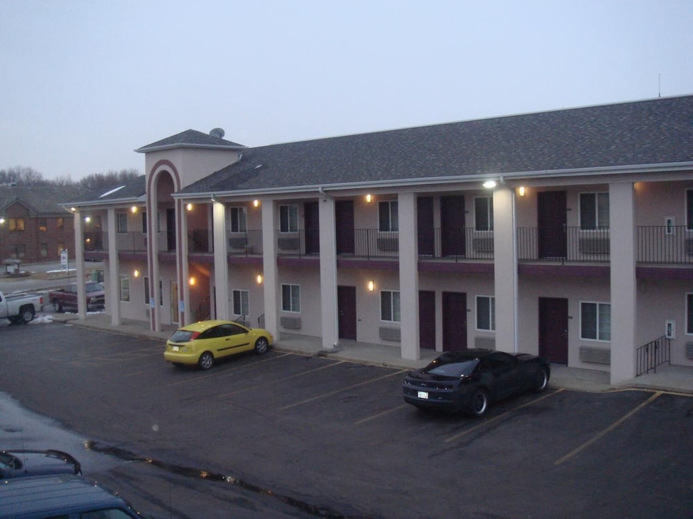 Townhouse Inn & Suites - photo 24