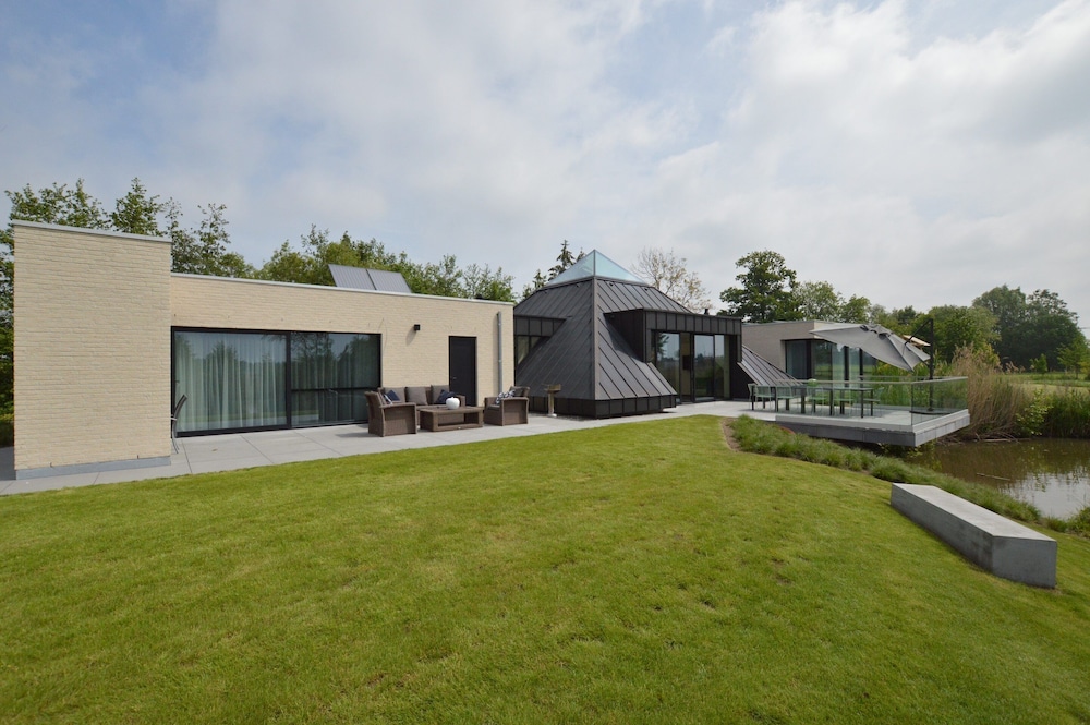 Lovely Holiday Home 'walleken' With a Pond — 4-Star Luxury Hotel in Aalst, Belgium