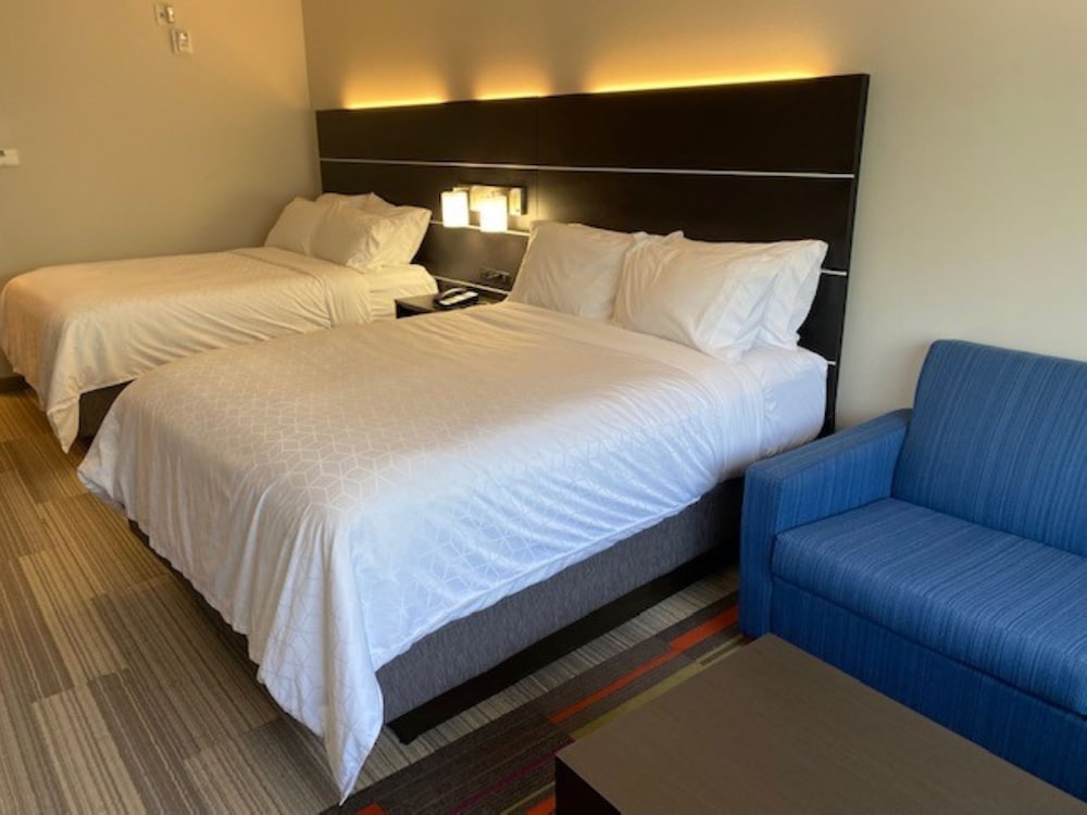 Holiday Inn Express & Suites Warrensburg North by IHG - photo 10