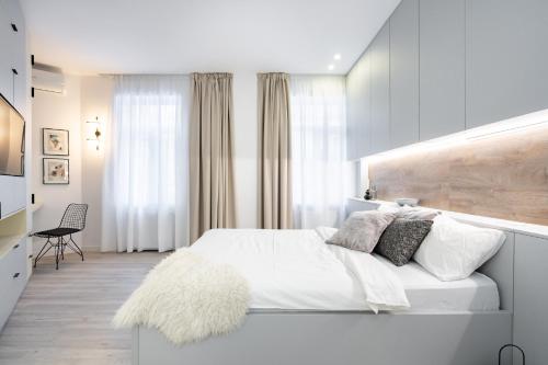 FOUR Bedroom Apartment Old Town Bucharest — 4-Star Luxury Hotel in Bucharest, Romania
