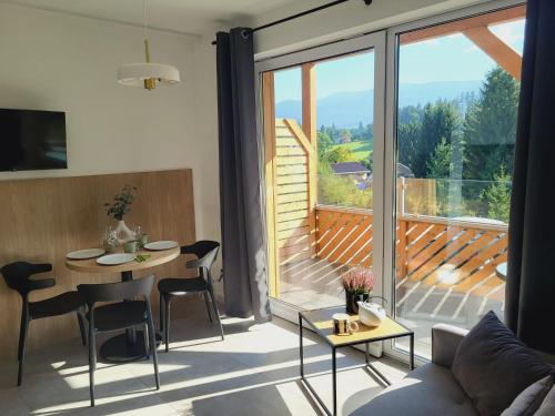 Z Widokiem Apartamenty Świerkowe 10 z pięknym widokiem blisko stoku narciarskiego Dolina Szczęścia — 4-Star Luxury Hotel in Szklarska Poreba, Poland