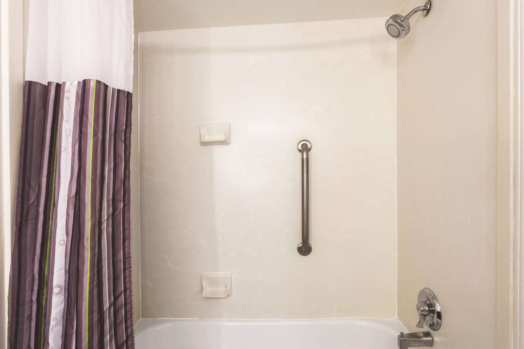 La Quinta Inn & Suites by Wyndham Columbus North - photo 14