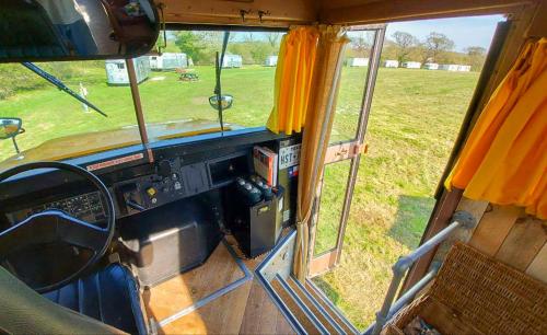 American School Bus Glamping with Hot Tub in Woolacombe — Barnstaple — photo 2