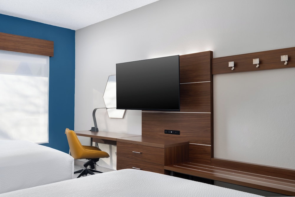 Holiday Inn Express Hotel & Suites Bentonville by IHG - photo 13