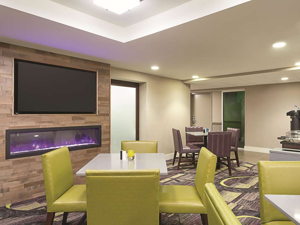 La Quinta Inn & Suites by Wyndham Baltimore BWI Airport - photo 68
