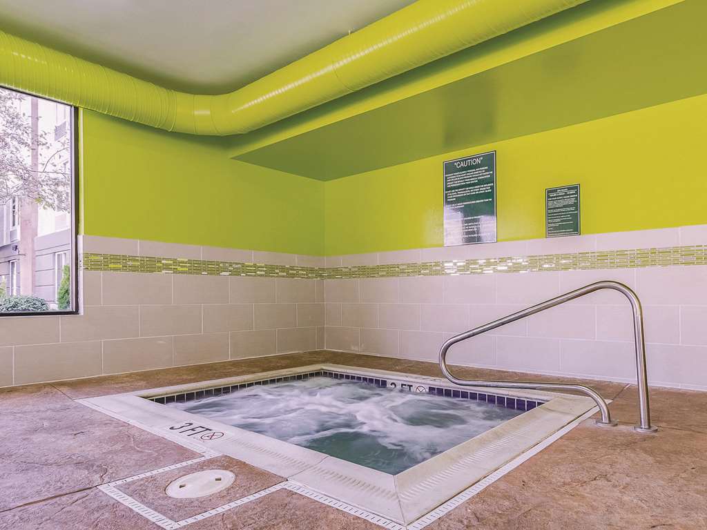 La Quinta Inn & Suites by Wyndham Cleveland Airport West - photo 11