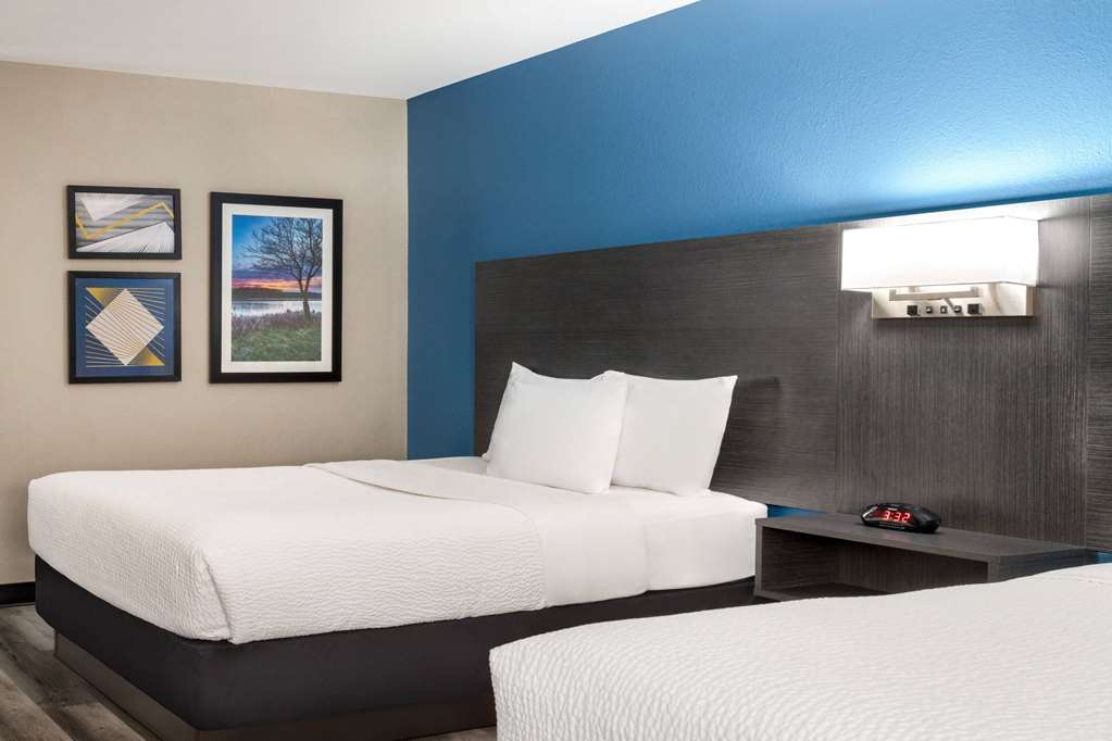 La Quinta Inn & Suites by Wyndham Chicago Tinley Park - photo 32