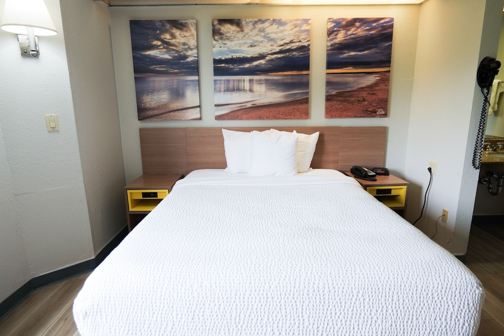 Days Inn by Wyndham Flint Bishop International Airport - photo 12