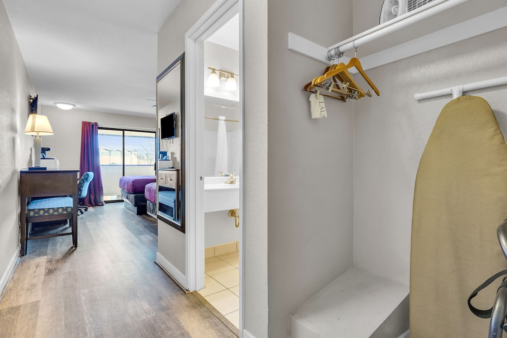 Econo Lodge Bay Breeze - photo 25