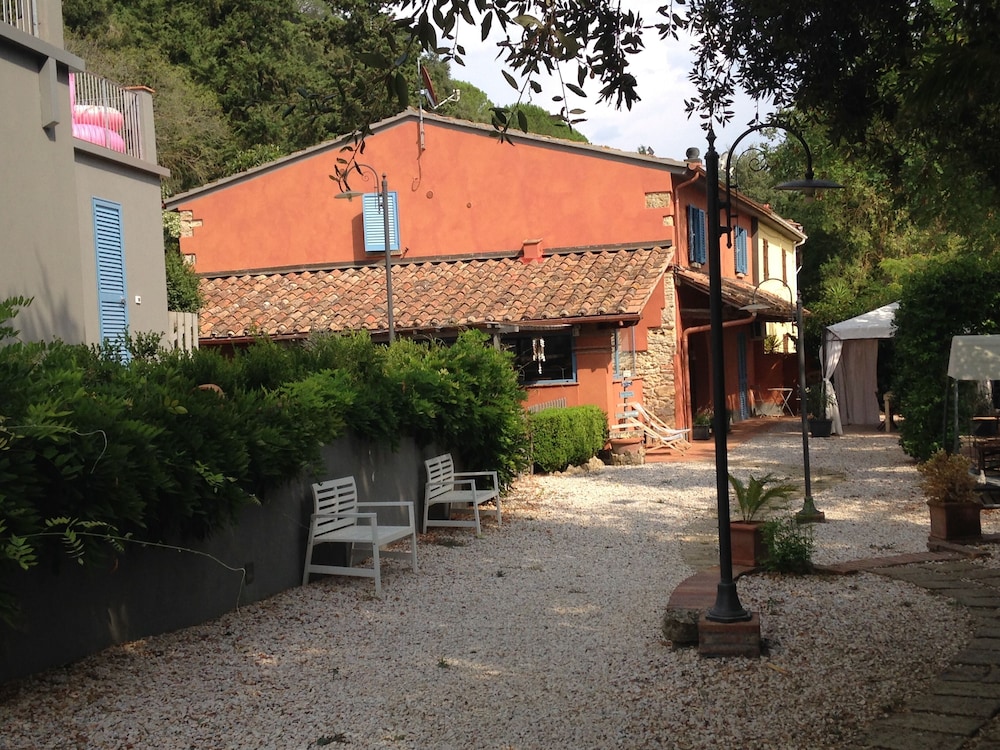 B&B Ocagiuliva — 4-Star Luxury Hotel in Riparbella, Italy