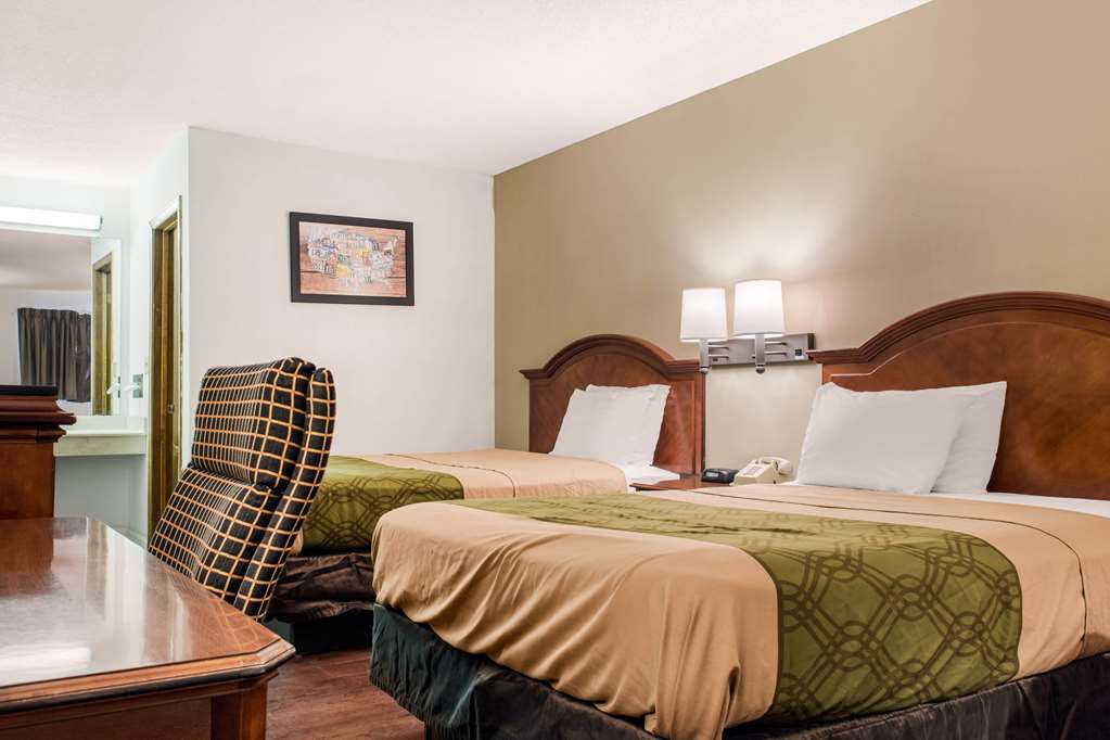 Econo Lodge Holland Toledo - photo 9