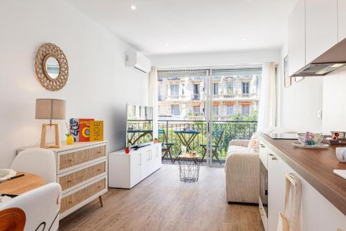 Quiet Studio with a Big Balcony - last minute hotel in Nice