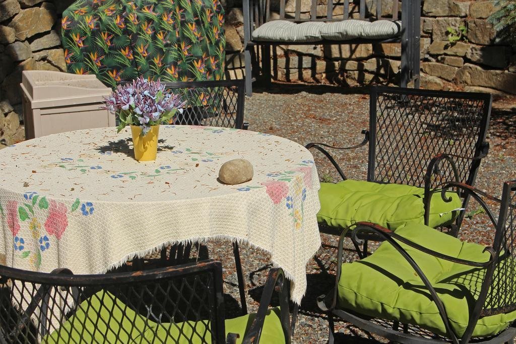 Thistle Dew Cottage — Salt Spring Island — photo 4