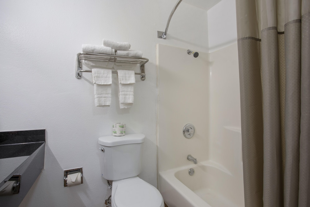 OYO Hotel Palmdale Antelope Valley - photo 19