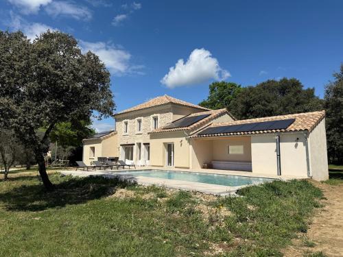Grand Mas provençale rénové avec piscine — hotel in Valreas
