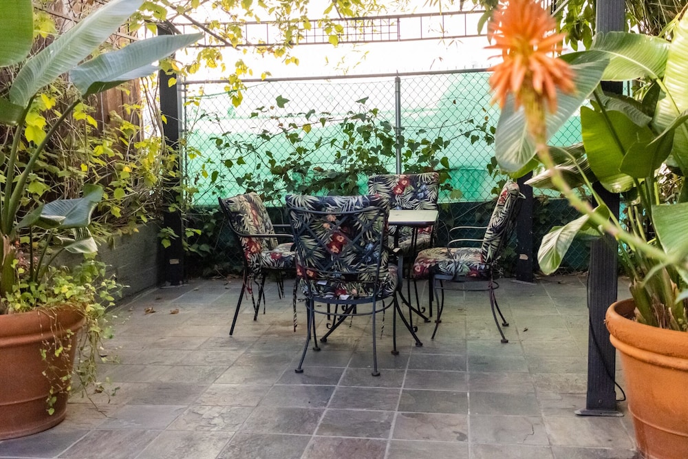 Hollywood Hills Suites - photo 22
