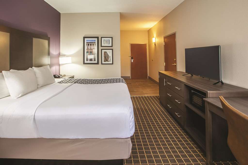 La Quinta Inn & Suites by Wyndham Mechanicsburg Harrisburg - photo 17