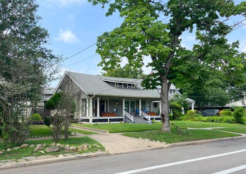Historic 7BR Luxury with hot tub in the heart of town in San Antonio, United States