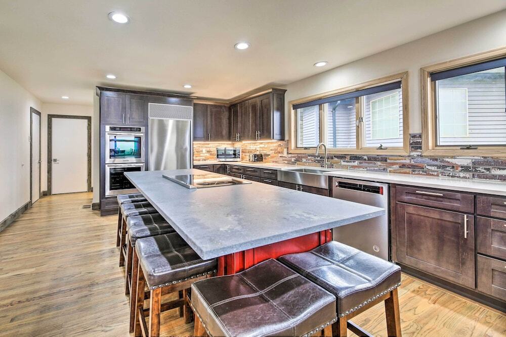 Luxurious Newport Estate w Spa & Lighthouse Views - photo 21