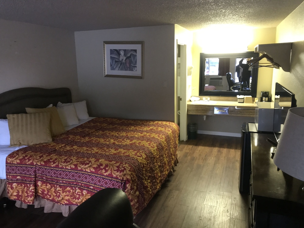 Smokey Point Motor Inn - photo 6