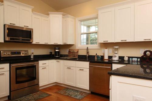Bonne Mer by Oak Island Accommodations - photo 8