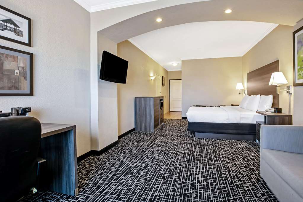 La Quinta Inn & Suites by Wyndham Garland Harbor Point - photo 50