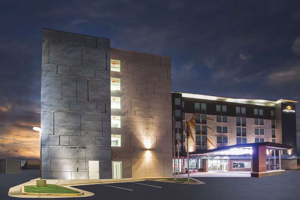 La Quinta Inn & Suites by Wyndham Winchester - photo 2