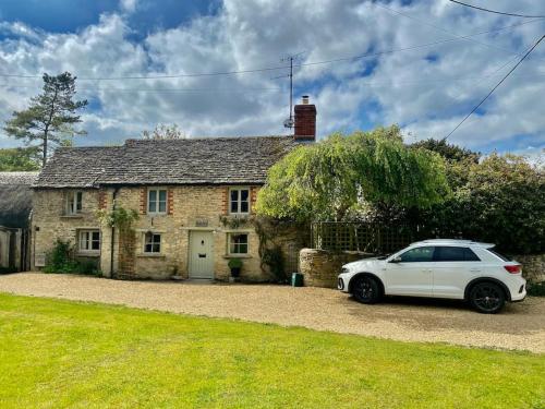 Luxury Cottage Dog friendly with Hot Tub — 4-Star Luxury Hotel in Fairford, United Kingdom