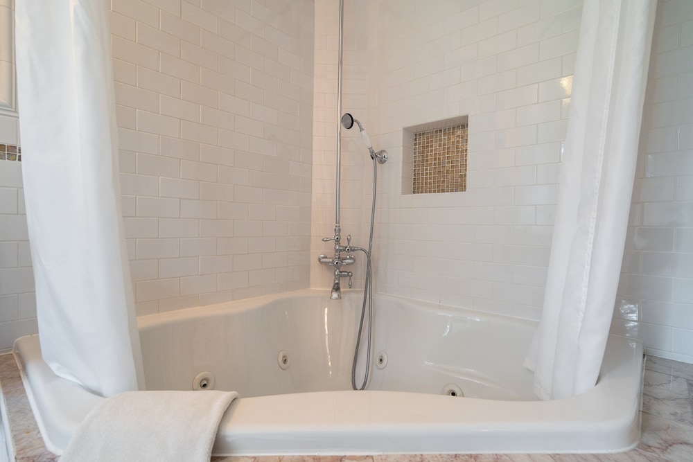 16 Elm Heritage Hotel - photo 13