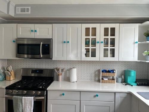 Summer Sunset Hideout 3 5 Bedrooms and 4 Baths — hotel in Pleasantville