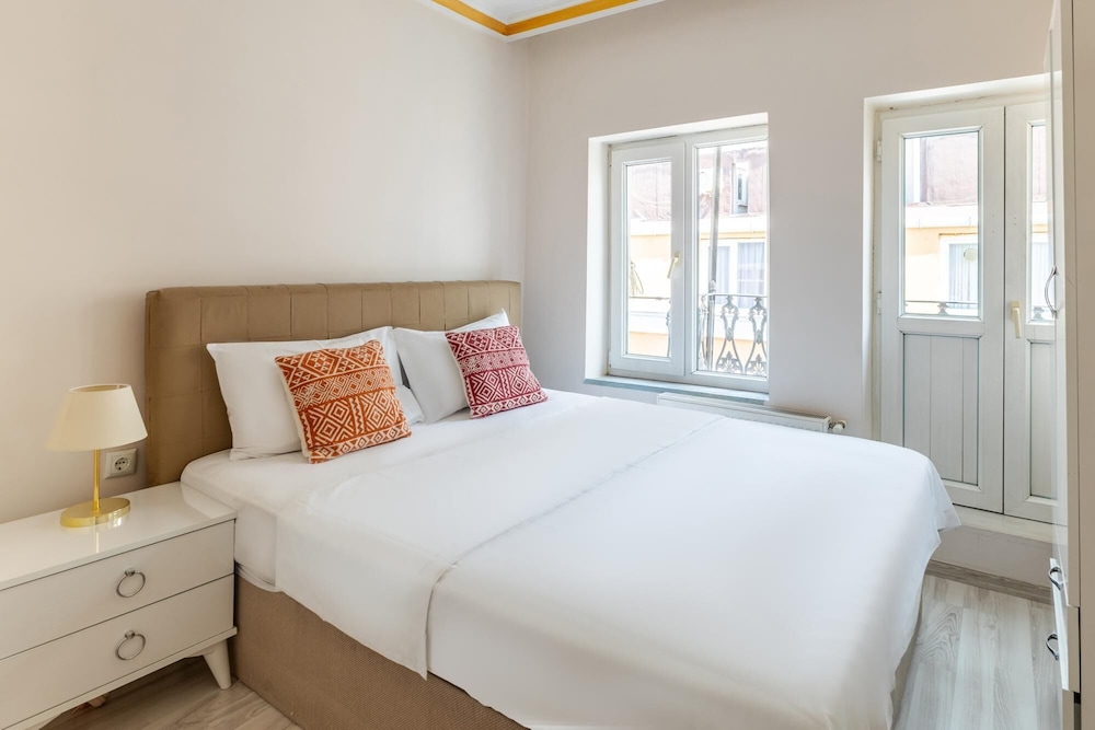 Lovely Flat w Balcony 5 min to Istiklal Ave — 4-Star Luxury Hotel in Istanbul, Turkey