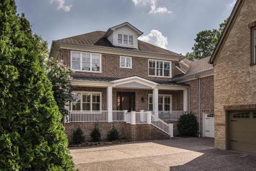 Luxe Large Home with Movie Room Hot Tub Garage — 4-Star Luxury Hotel in Nashville, United States