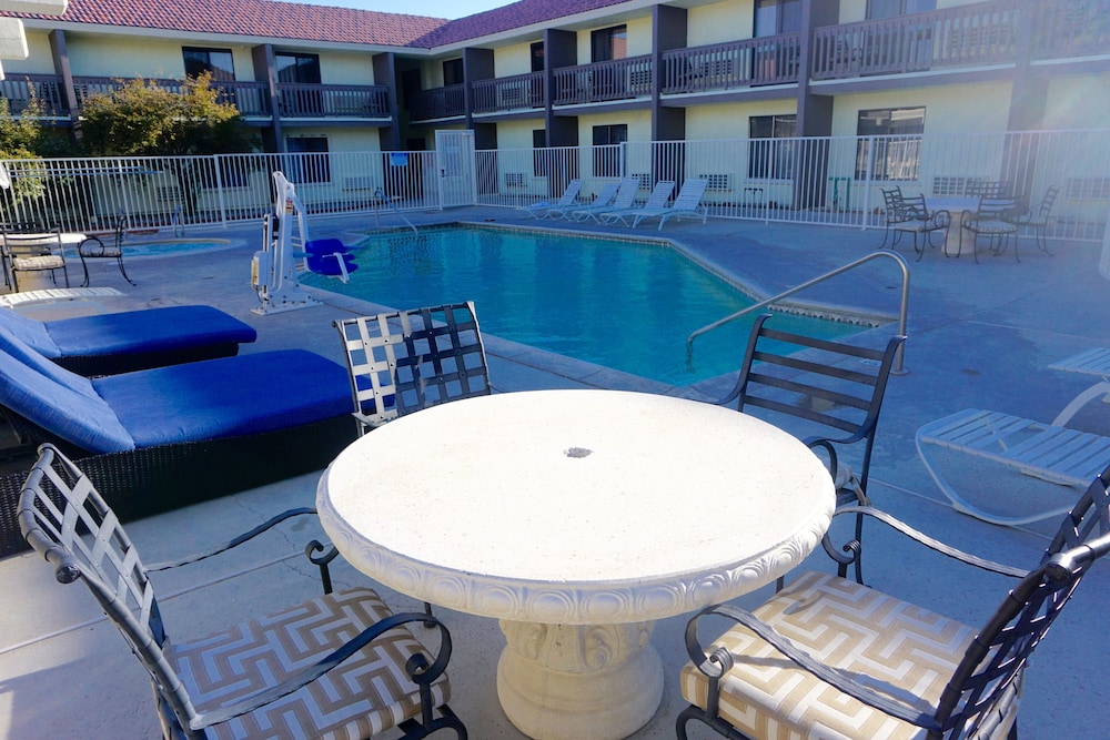 Red Roof Inn Ridgecrest - photo 21