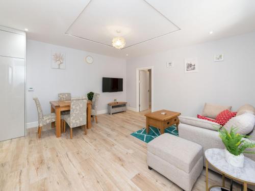 Brand New Trendy 2BR in the Vibrant Town Centre Pass the Keys