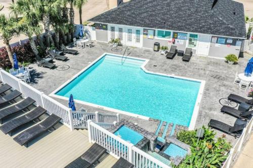 Stay Awhile Condo Minutes to Beach with Pool — 4-Star Luxury Hotel in Galveston, United States