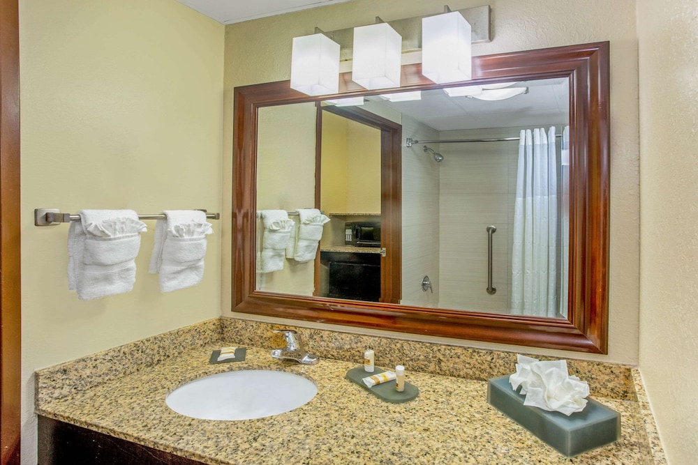 La Quinta Inn & Suites by Wyndham Sarasota I75 - photo 25
