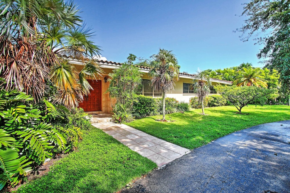 Home with Pool in Upscale Pinecrest Village — 4-Star Luxury Hotel in Miami, United States