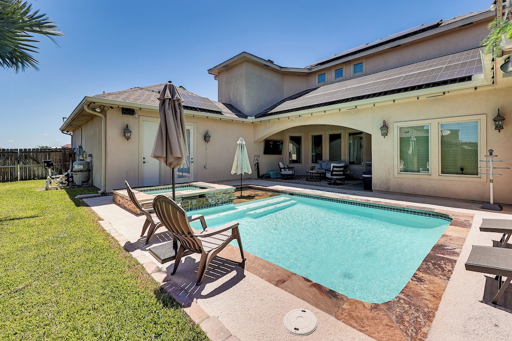 1 Mi to Vackar Stadium: Roomy Retreat w Pool — hotel in Edinburg