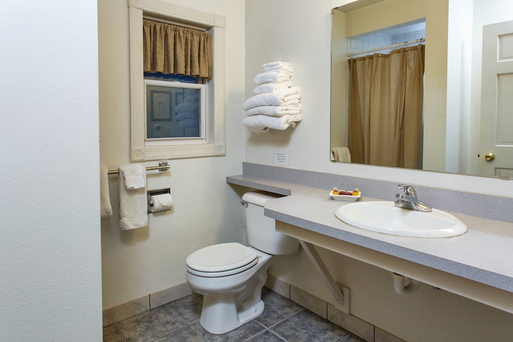 Snug Harbor Inn - photo 105