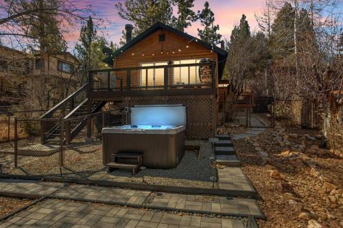 Serenity Nook in Big Bear with a Hot Tub in Big Bear Lake, United States