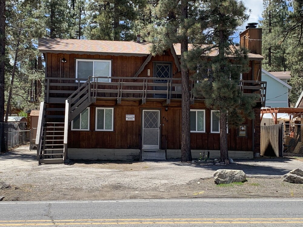 Bearly Rustic - carbon neutral hotel in Big Bear City