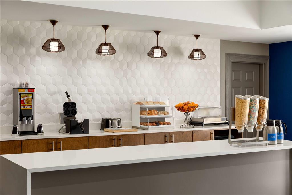 La Quinta Inn & Suites by Wyndham Shawnee - photo 31